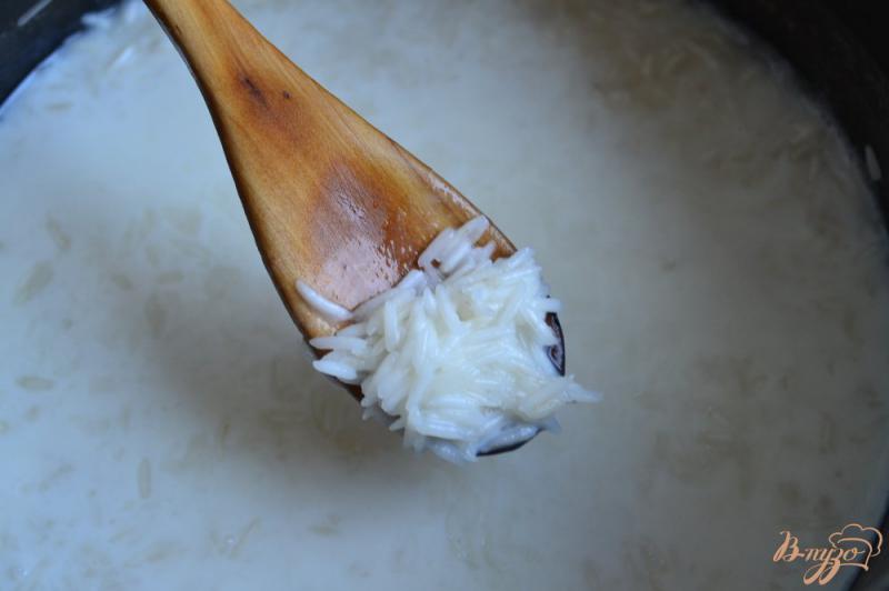 Фото приготовление рецепта: Молочная рисово-овсяная каша с ягодами шаг №2
