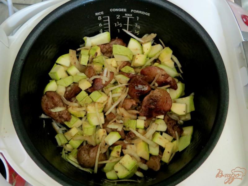Фото приготовление рецепта: Куриная печень со сливками, кабачками в мультиварке шаг №6