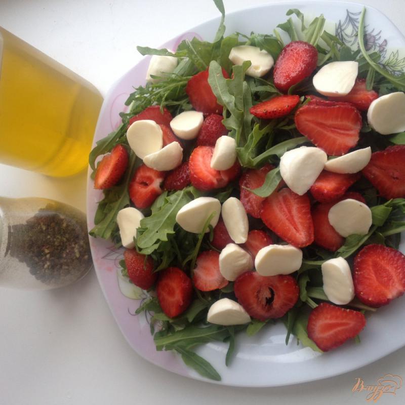 Фото приготовление рецепта: Салат с рукколой, клубникой и моцареллой шаг №3