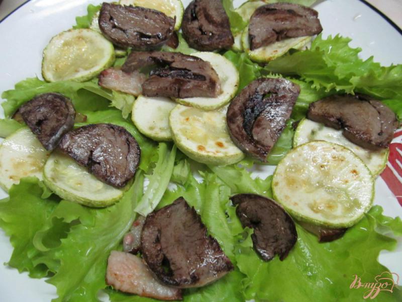 Фото приготовление рецепта: Салат из сердца помидора кабачка под грибным соусом шаг №7