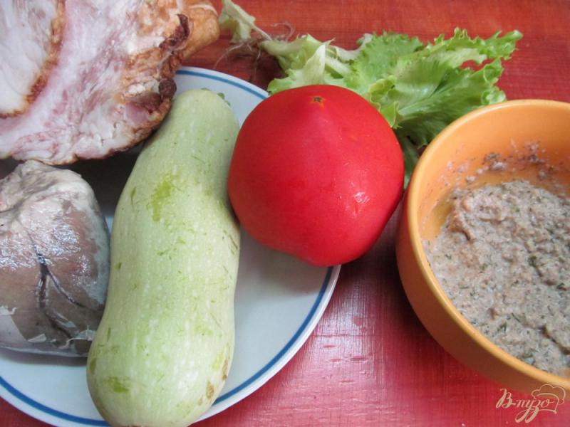 Фото приготовление рецепта: Салат из сердца помидора кабачка под грибным соусом шаг №1