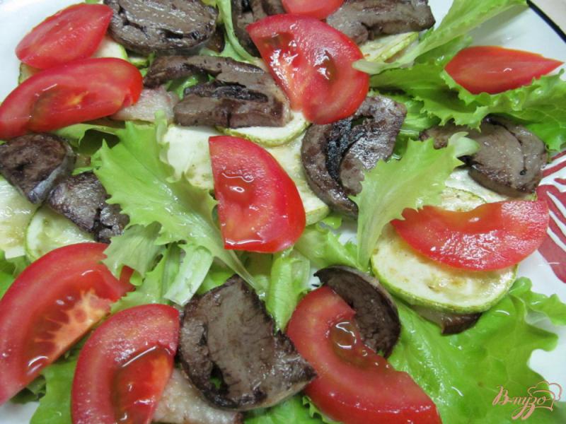 Фото приготовление рецепта: Салат из сердца помидора кабачка под грибным соусом шаг №8