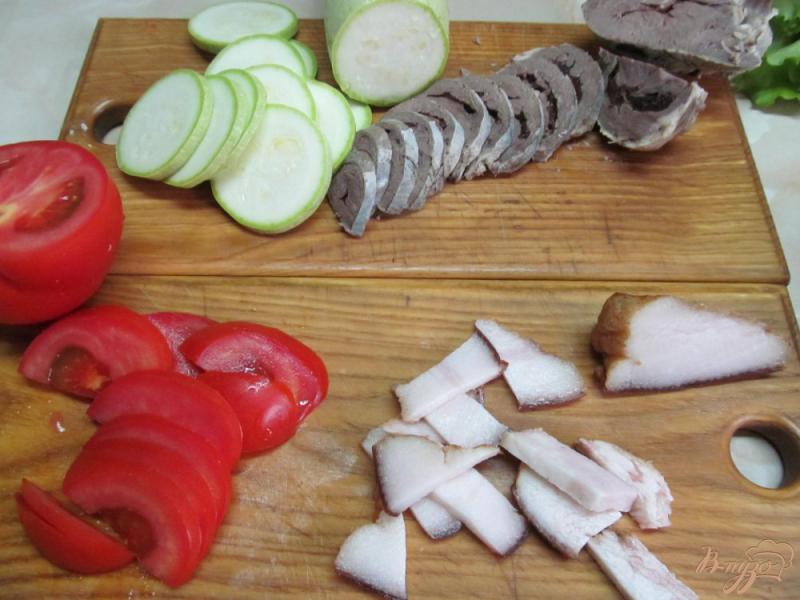 Фото приготовление рецепта: Салат из сердца помидора кабачка под грибным соусом шаг №2