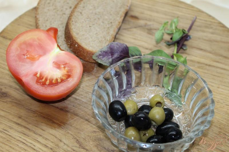Фото приготовление рецепта: Брускетта с помидорами и оливками с базиликом шаг №1