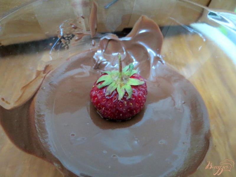 Фото приготовление рецепта: Клубника в шоколаде с миндальными лепестками шаг №3