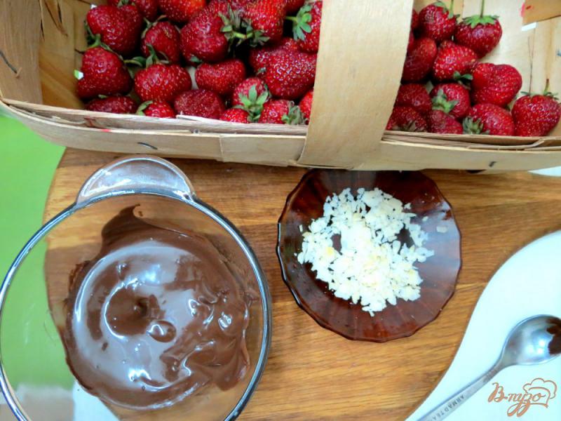 Фото приготовление рецепта: Клубника в шоколаде с миндальными лепестками шаг №1