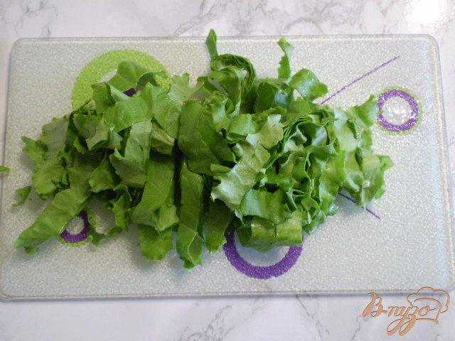 Фото приготовление рецепта: Салат с молодой капустой и салатом шаг №3