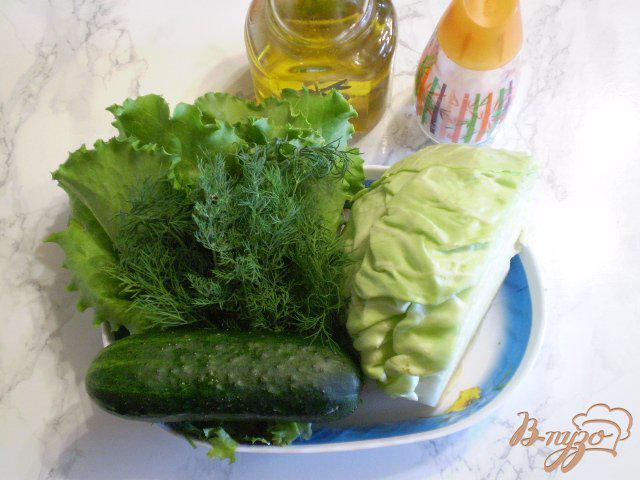 Фото приготовление рецепта: Салат с молодой капустой и салатом шаг №1