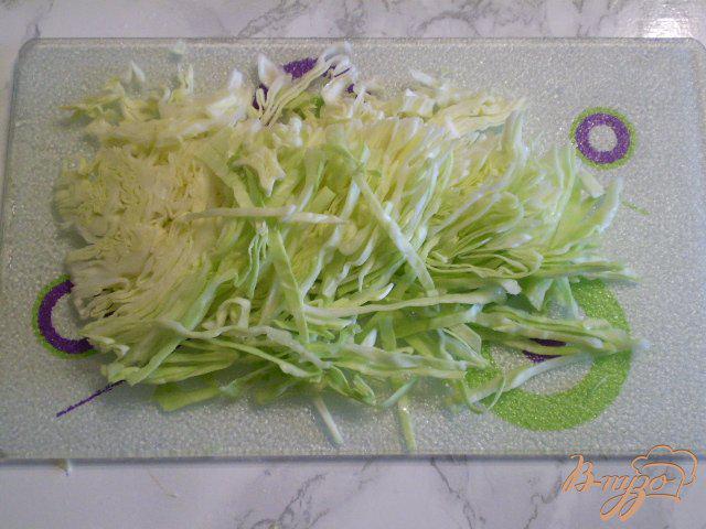 Фото приготовление рецепта: Салат с молодой капустой и салатом шаг №2