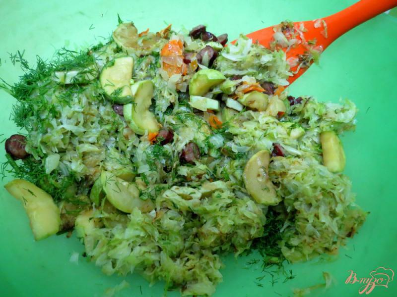 Фото приготовление рецепта: Запеканка из кабачков, капусты  и охотничьих сосисок шаг №11