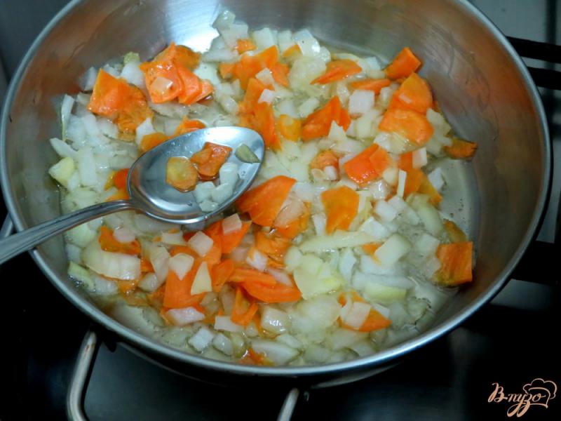 Фото приготовление рецепта: Запеканка из кабачков, капусты  и охотничьих сосисок шаг №4