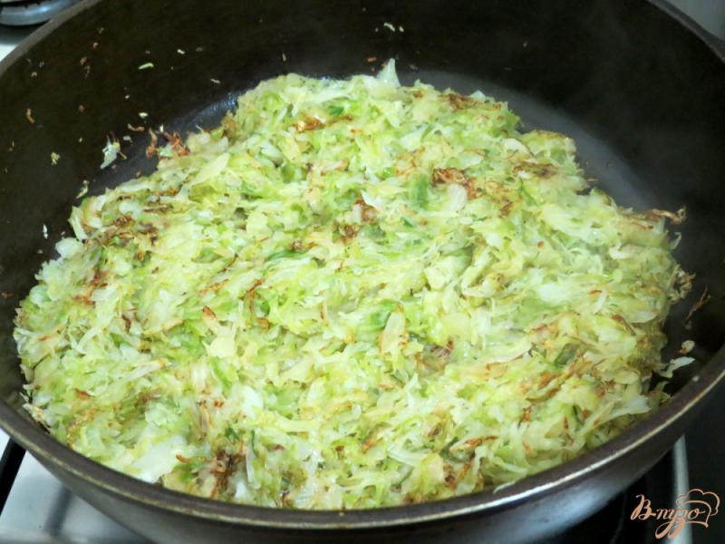 Фото приготовление рецепта: Запеканка из кабачков, капусты  и охотничьих сосисок шаг №8