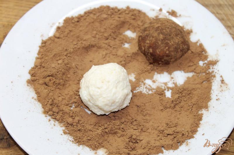 Фото приготовление рецепта: Творожные конфеты с какао шаг №4
