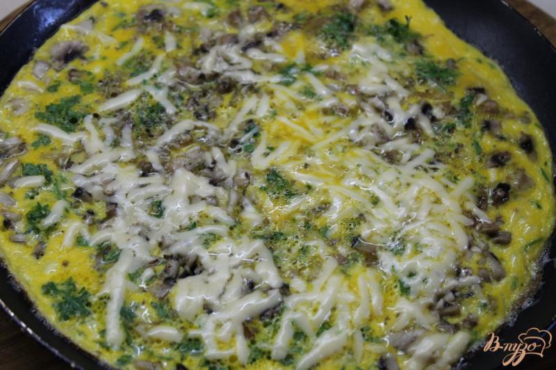 Фото приготовление рецепта: Фриттата с шампиньонами и сыром шаг №7