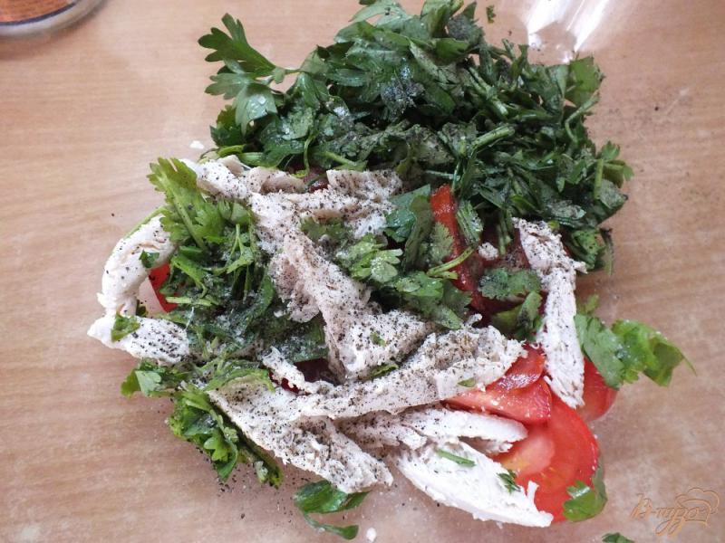 Фото приготовление рецепта: Мясной салат с кинзой и помидорами шаг №6