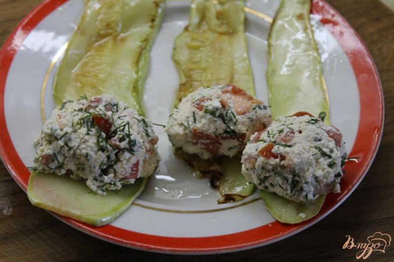 Фото приготовление рецепта: Кабачковые роллы с творогом и помидором с зеленью шаг №6