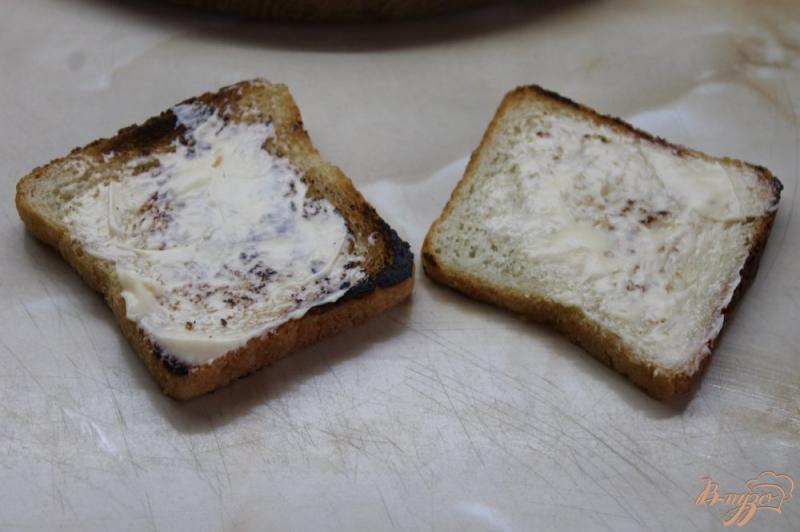 Фото приготовление рецепта: Тост с сырокопченой колбасой и сливочным сыром с овощами шаг №3