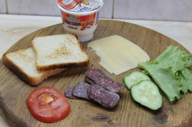 Фото приготовление рецепта: Тост с сырокопченой колбасой и сливочным сыром с овощами шаг №2