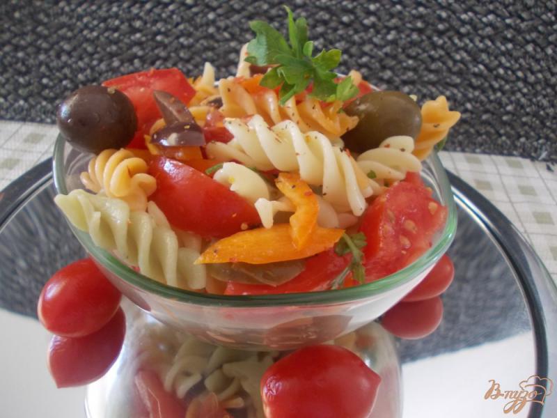 Фото приготовление рецепта: Итальянский салат с макаронами шаг №6