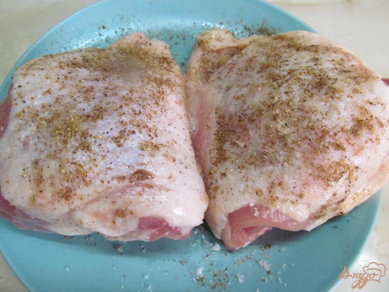 Фото приготовление рецепта: Куриные бедра в мультиварке шаг №1
