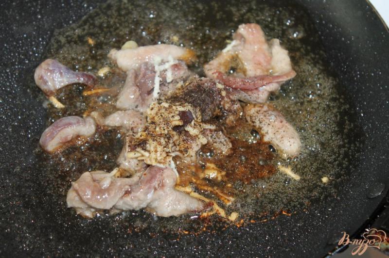 Фото приготовление рецепта: Салат с утиной грудкой и жареными шампиньонами шаг №3