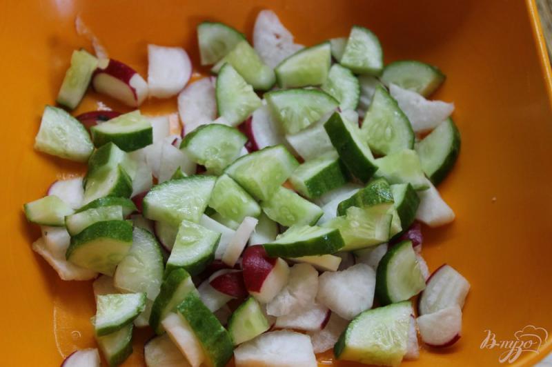 Фото приготовление рецепта: Салат с утиной грудкой и жареными шампиньонами шаг №5