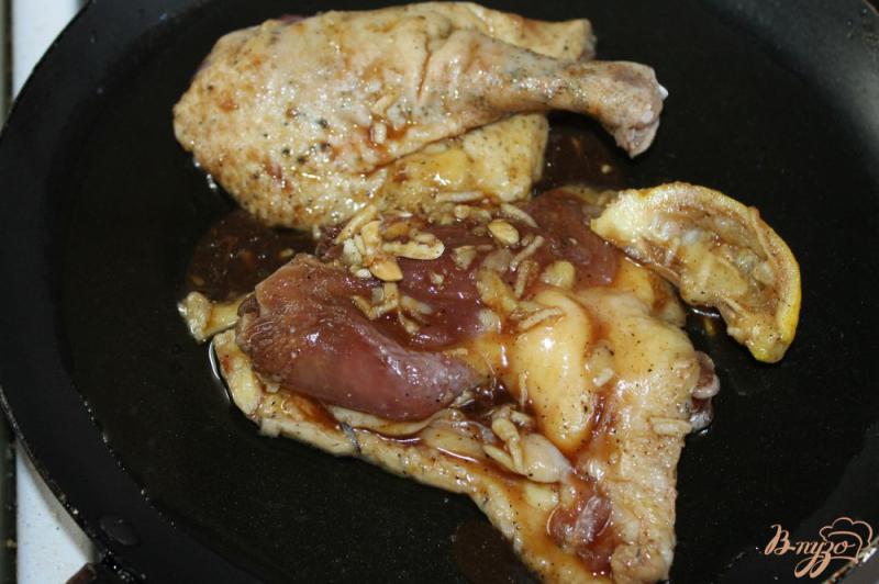 Фото приготовление рецепта: Утиные ножки обжаренные с медом и соевым соусом шаг №3