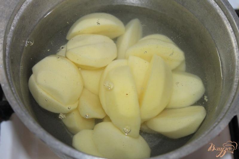 Фото приготовление рецепта: Молодой картофель отварной  с зеленью и твердым сыром шаг №2