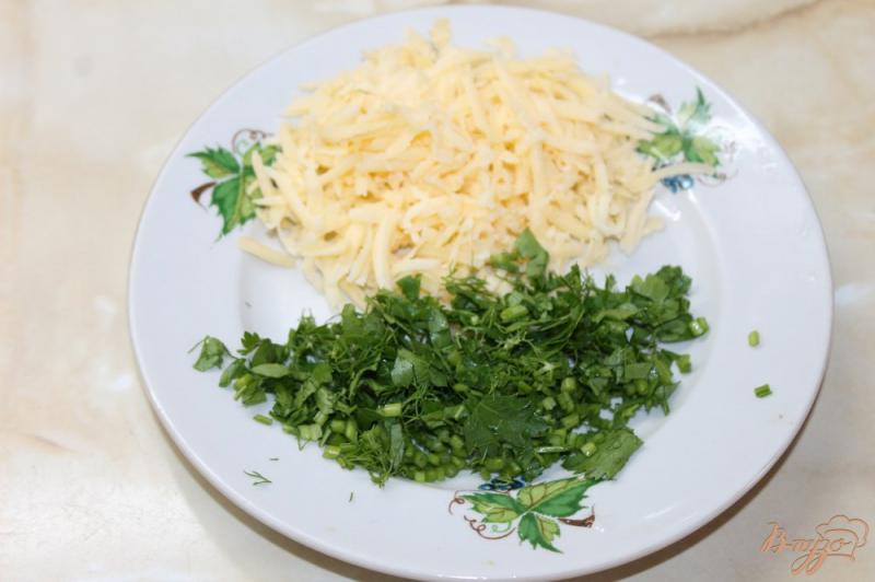 Фото приготовление рецепта: Молодой картофель отварной  с зеленью и твердым сыром шаг №4