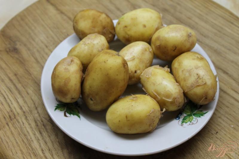 Фото приготовление рецепта: Молодой картофель отварной  с зеленью и твердым сыром шаг №1