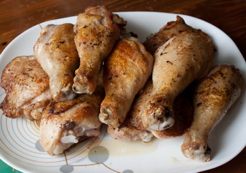 Курица с луком-пореем и сметанным соусом