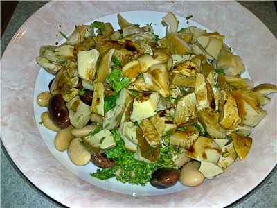 Салат из фасоли и белых грибов