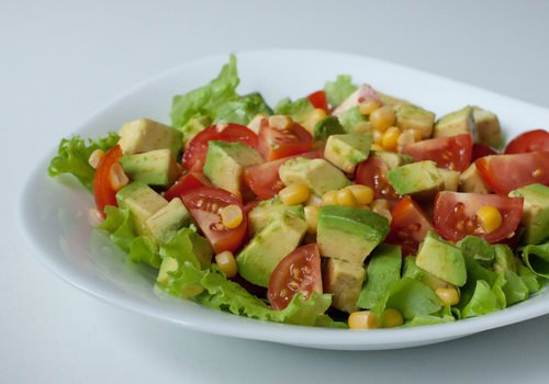 салат з авокадо і кукурудзою. як приготувати з фото