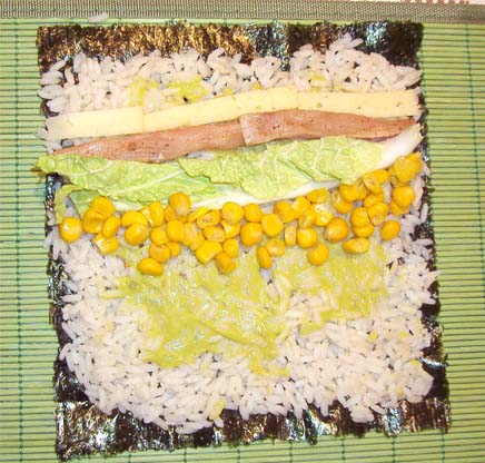 Суши с кукурузой и лососем (ролл-инсайд)