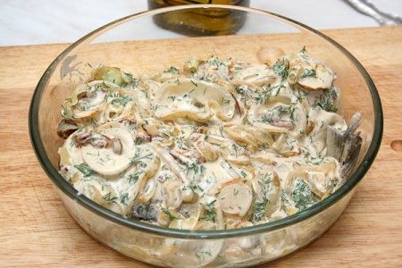 Запеченые караси с луком Запеченые караси с луком