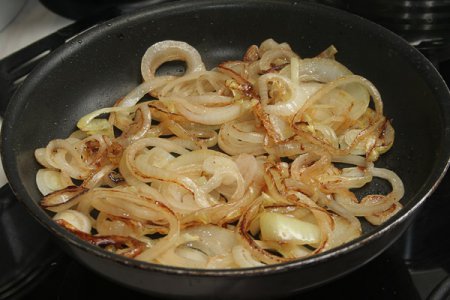 Запеченые караси с луком Запеченые караси с луком