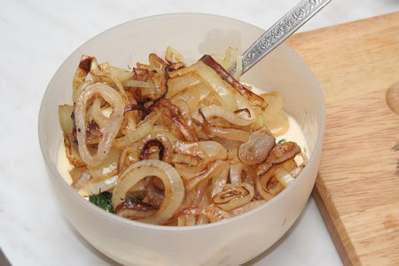 Запеченые караси с луком Запеченые караси с луком