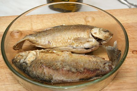 Запеченые караси с луком Запеченые караси с луком