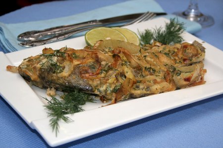 Запеченые караси с луком Запеченые караси с луком