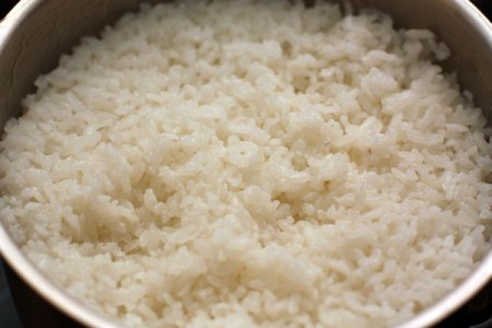 Роллы с тунцом и огурцом Роллы с тунцом и огурцом