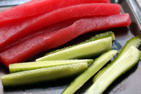 Роллы с тунцом и огурцом Роллы с тунцом и огурцом