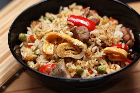 Рис со свининой, овощами и омлетом Рис со свининой, овощами и омлетом