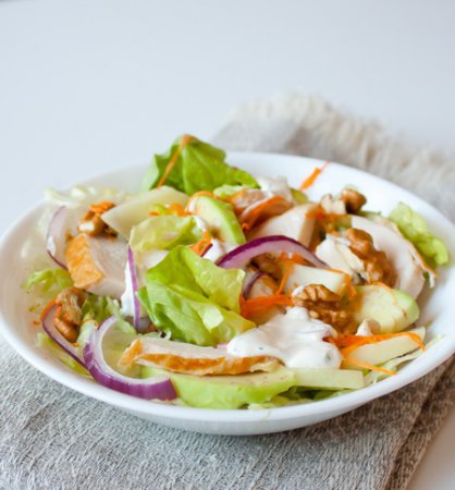 Салат из копченой курицы, яблок и грецких орехов Салат из копченой курицы, яблок и грецких орехов