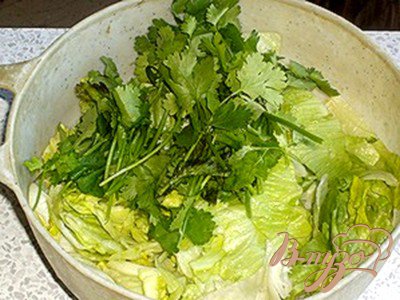 Салат с авокадо и сырными гренками