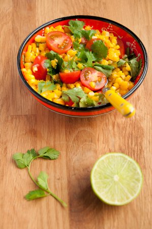 Курица с яблоками, сливой и кукурузной сальсой Курица с яблоками, сливой и кукурузной сальсой