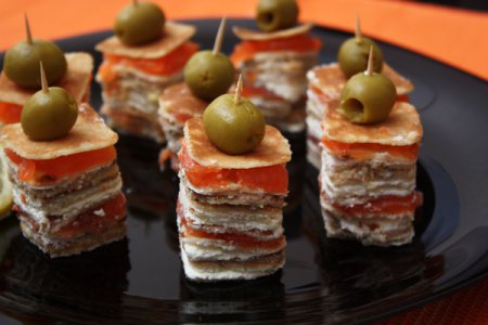Канапе из блинов на шпажках Канапе из блинов на шпажках