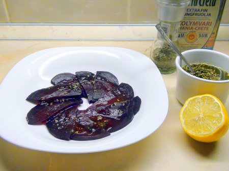 Карпаччо из свёклы с яблочными дольками в беконе под медово-горчичной заправкой. Карпаччо из свёклы с яблочными дольками в беконе под медово-горчичной заправкой.