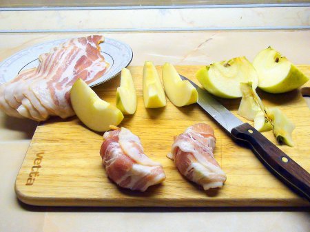 Карпаччо из свёклы с яблочными дольками в беконе под медово-горчичной заправкой. Карпаччо из свёклы с яблочными дольками в беконе под медово-горчичной заправкой.