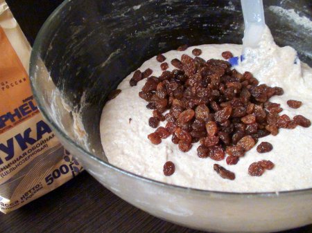 Хлеб из цельнозерновой муки без дрожжей, на быстрой кефирной закваске, с изюмом и кориандром. Хлеб из цельнозерновой муки без дрожжей, на быстрой кефирной закваске, с изюмом и кориандром.