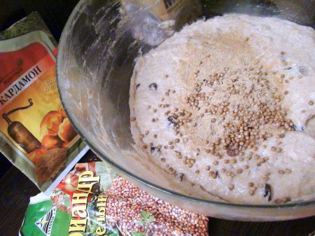 Хлеб из цельнозерновой муки без дрожжей, на быстрой кефирной закваске, с изюмом и кориандром. Хлеб из цельнозерновой муки без дрожжей, на быстрой кефирной закваске, с изюмом и кориандром.
